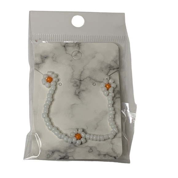 Beaded flower necklace - Picture 3 of 5